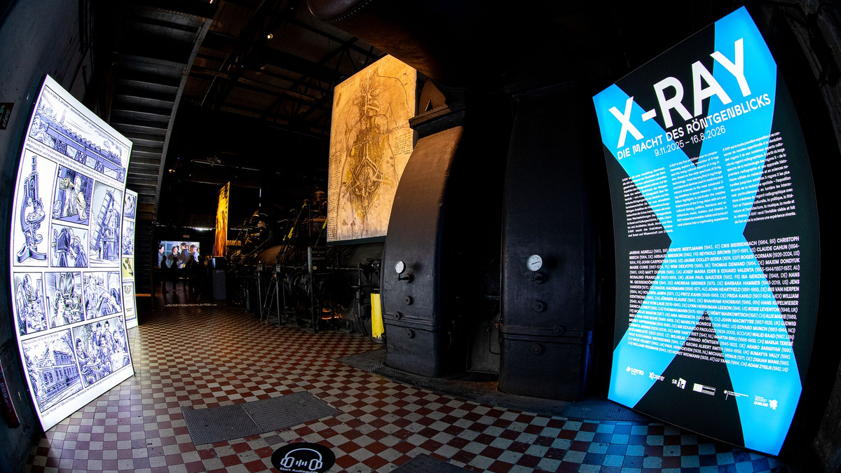 Ein Plakat wirbt für die Ausstellung in der Völklinger Hütte. - Foto: Pinter Laszlo/dpa