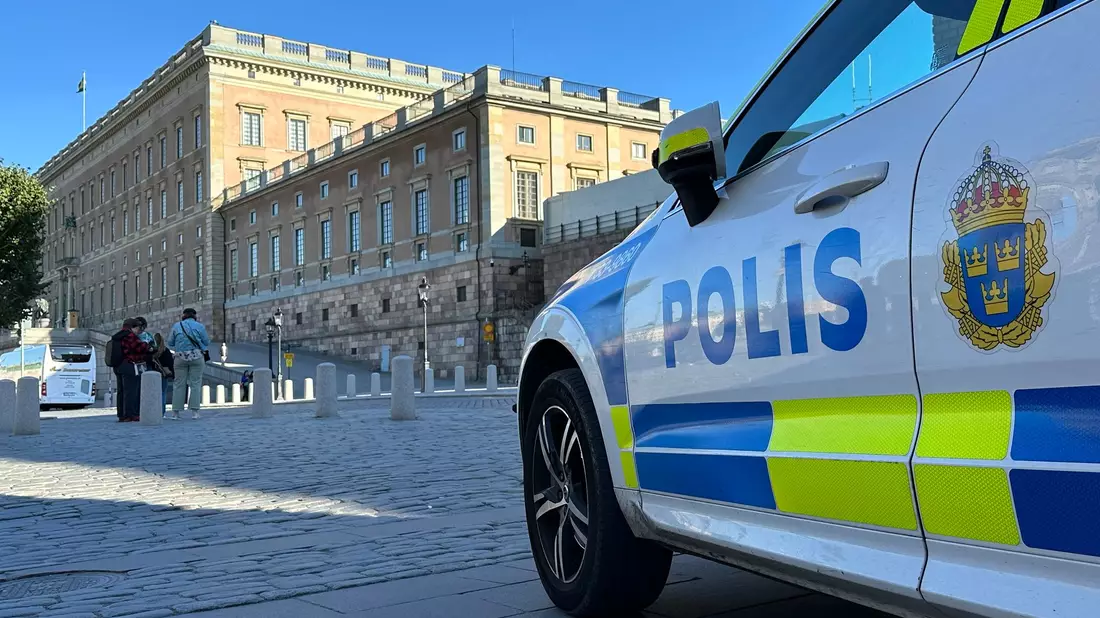 Ein Polizeiauto steht im Herzen von Stockholm vor dem Königsschloss. Nicht weit von dem Schloss entfernt befindet sich auch der Park Kungsträdgården. (Illustration) - Bild: Steffen Trumpf/dpa