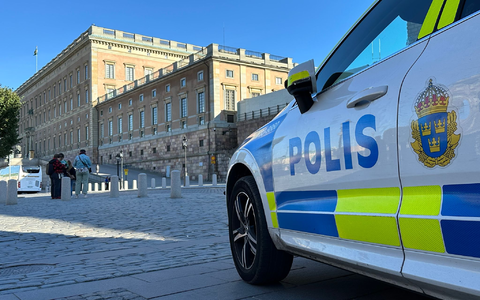 Ein Polizeiauto steht im Herzen von Stockholm vor dem Königsschloss. Nicht weit von dem Schloss entfernt befindet sich auch der Park Kungsträdgården. (Illustration) - Foto: Steffen Trumpf/dpa