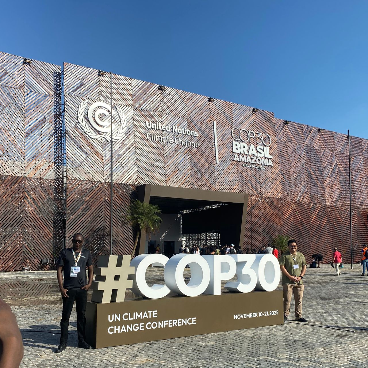 Mit Tanz und Gesang werben Aktivisten für mehr Klimaschutz - Foto: Torsten Holtz/dpa