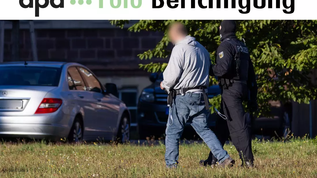 Der Waffenfund in Wien steht im Zusammenhang mit den Ermittlungen zu den Festnahmen in Berlin. (Archivbild) - Bild: Philipp von Ditfurth/dpa
