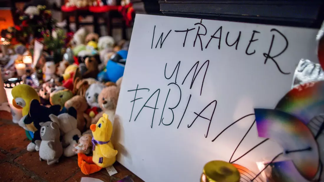 Nach dem gewaltsamen Tod des achtjährigen Fabian aus Güstrow war die Bestürzung weit über Mecklenburg-Vorpommern hinaus groß. (Symbolbild) - Bild: Jens Büttner/dpa
