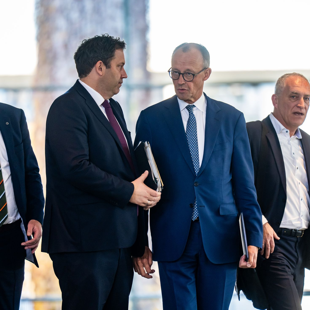 Die Stahlindustrie ist laut Bundeskanzler Merz in einer «existenzbedrohenden Krise». Bei einem «Stahlgipfel» im Kanzleramt ging es um Gegenmaßnahmen.  - Foto: Michael Kappeler/dpa