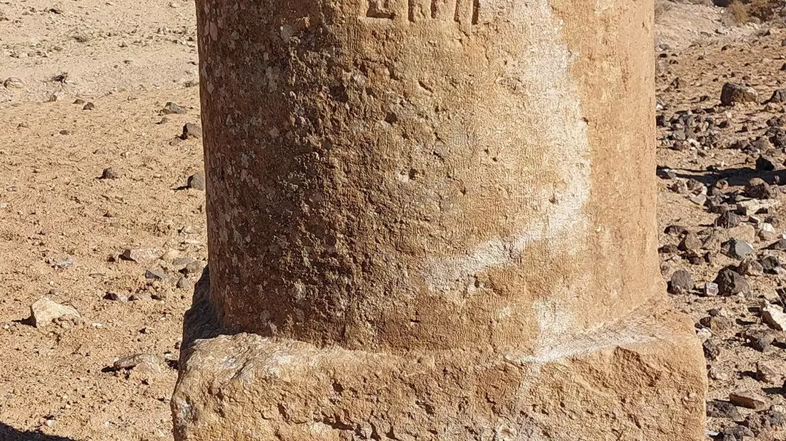 Fragment eines römischen Kilometersteins an der Via Nova in Jordanien - Bild: Adam Pažout/Itiner-e/dpa