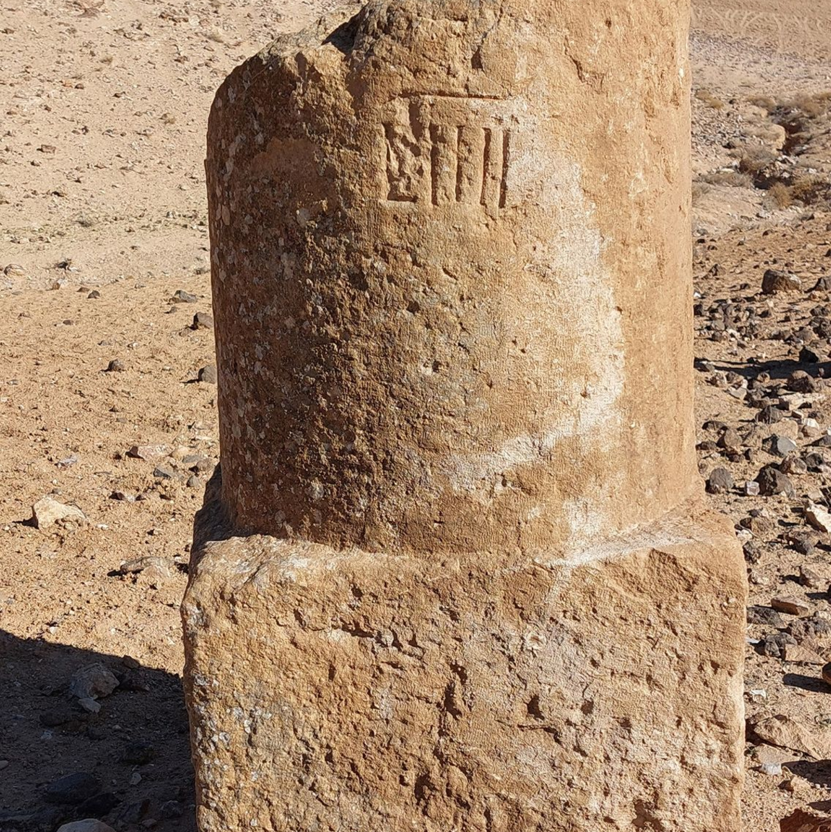 Fragment eines römischen Kilometersteins an der Via Nova in Jordanien - Foto: Adam Pažout/Itiner-e/dpa