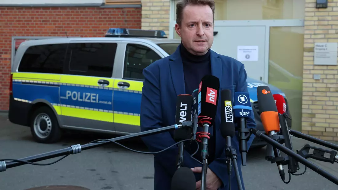 Oberstaatsanwalt Harald Nowack gibt in Rostrock bekannt, worauf viele wochenlang gewartet haben: Im Fakk des achtjährigen Fabian ist ein Haftbefehl ergangen. - Bild: Bernd Wüstneck/dpa