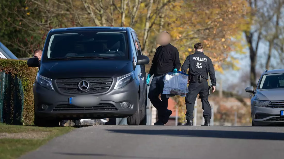 Rund zehn Stunden dauerten die Durchsuchungen am Donnerstag im Mordfall Fabian an. - Bild: Philip Dulian/dpa