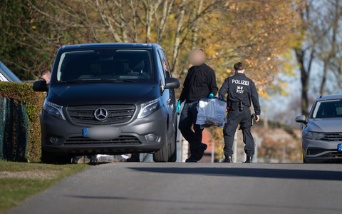 Rund zehn Stunden dauerten die Durchsuchungen am Donnerstag im Mordfall Fabian an. - Foto: Philip Dulian/dpa