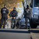 Erneut durchsuchte die Polizei Häuser. - Foto: Philip Dulian/dpa