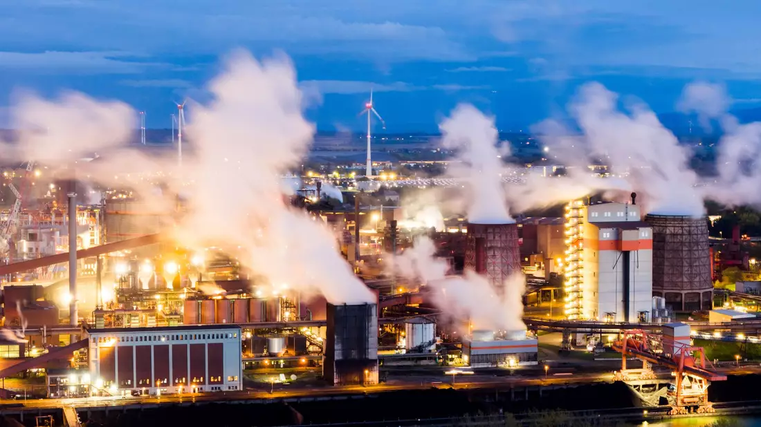 Der CO2-Ausstoß der Industrie belastet das Klima. (Archivbild) - Bild: Julian Stratenschulte/dpa