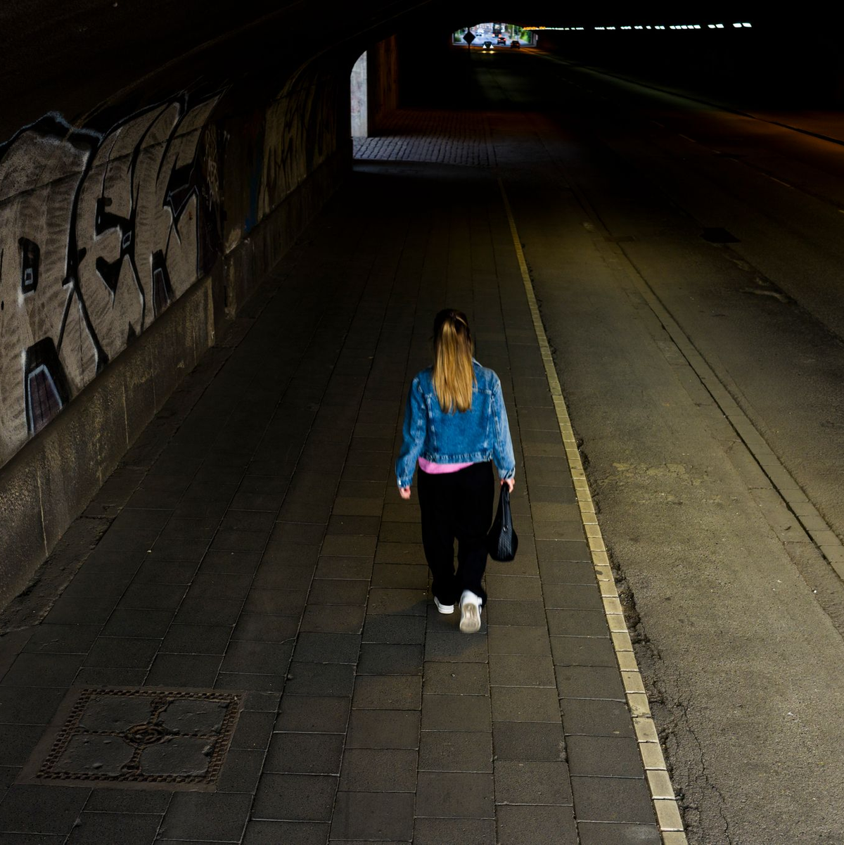 Männer und Frauen unterscheiden sich beim subjektiven Sicherheitsempfinden deutlich: Während sich 56 Prozent der Männer sicher fühlen, sind es bei den Frauen nur 45 Prozent. (Symbolbild) - Foto: Christoph Reichwein/dpa