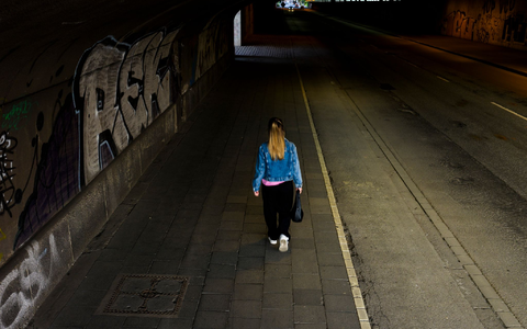 Männer und Frauen unterscheiden sich beim subjektiven Sicherheitsempfinden deutlich: Während sich 56 Prozent der Männer sicher fühlen, sind es bei den Frauen nur 45 Prozent. (Symbolbild) - Foto: Christoph Reichwein/dpa