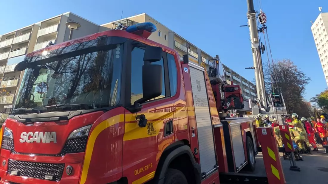 FW Dresden: Rettung aus Baustelle und Fahrzeugbrand - Bild: presseportal.de