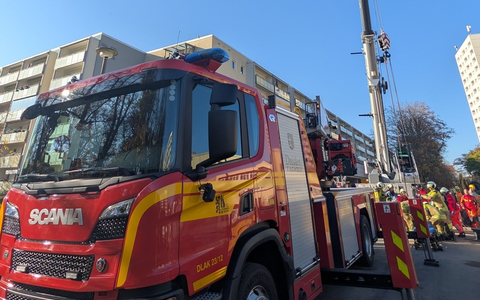 FW Dresden: Rettung aus Baustelle und Fahrzeugbrand - Foto: presseportal.de