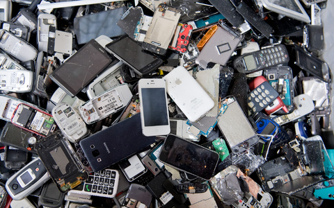 Der Handel wird unter anderem verpflichtet, Rückgabestellen für alte Mobiltelefone, Taschenlampen oder Elektrorasierer einheitlich zu kennzeichnen. (Archivbild) - Foto: Julian Stratenschulte/Deutsche Presse-Agentur GmbH/dpa