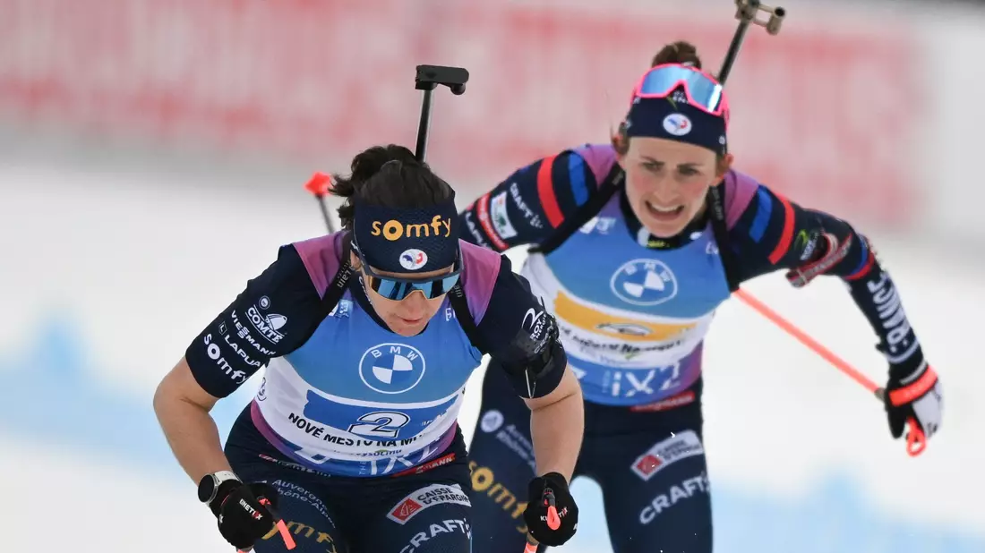 Julia Simon (l) darf nach dem Kreditkartenbetrug an ihrer Teamkollegin Justine Braisaz-Bouchet (r) bei Olympia teilnehmen. (Archivbild) - Bild: Hendrik Schmidt/dpa