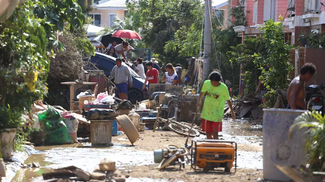 Viele Menschen haben in den Schlamm- und Wassermassen alles verloren. - Bild: Jacqueline Hernandez/AP/dpa