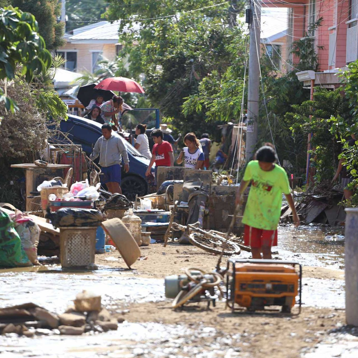 Viele Menschen haben in den Schlamm- und Wassermassen alles verloren. - Foto: Jacqueline Hernandez/AP/dpa