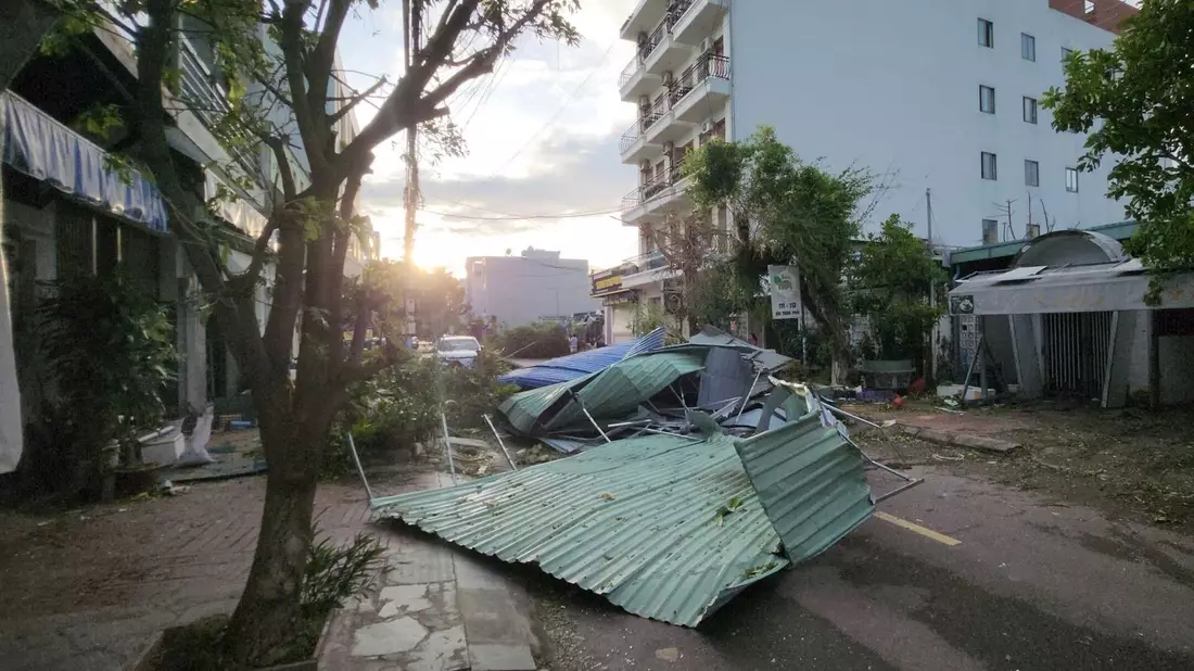 Meteorologen in Vietnam sagten weitere schwere Regenfälle voraus. - Bild: Sy Thang/Vietnam News Agency/AP/dpa