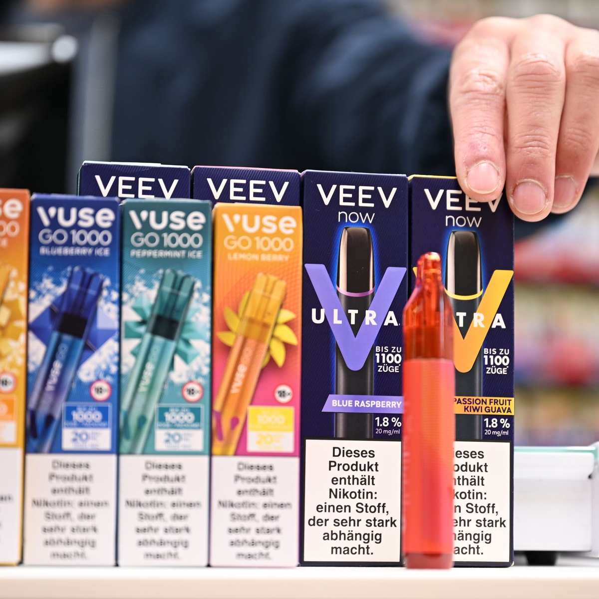 Er verkauft sowohl klassische Zigaretten als auch E-Zigaretten: der Düsseldorfer Tabakwaren-Geschäftsinhaber Sebastian Jähn. - Foto: Wolf von Dewitz/dpa