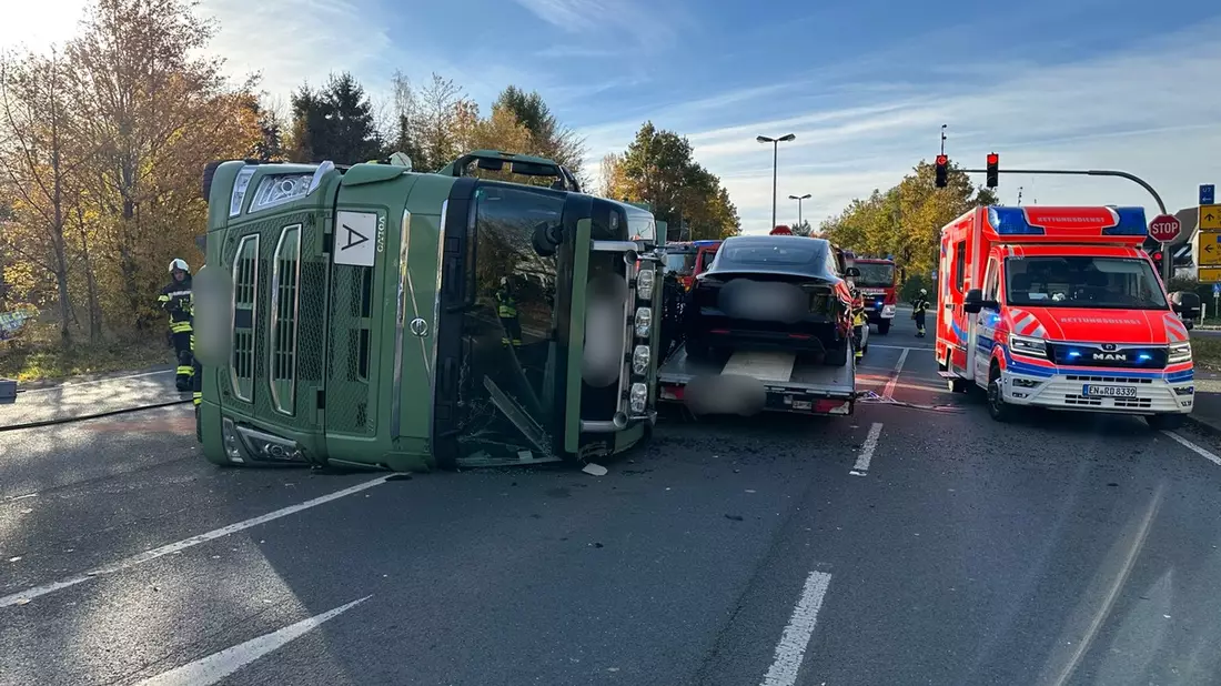 FW-EN: Lkw kippt um - 2 verletzte Personen - Bild: presseportal.de