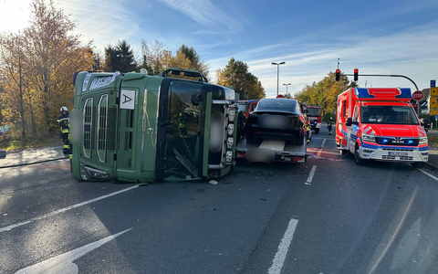 FW-EN: Lkw kippt um - 2 verletzte Personen - Foto: presseportal.de