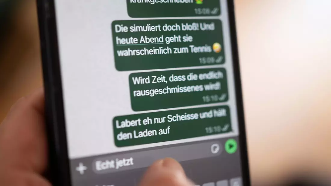 Im Netz und im realen Leben - oft am Arbeitsplatz - wird laut Studie zunehmend schikaniert, diffamiert, beleidigt. (Symbolbild) - Bild: Marijan Murat/dpa