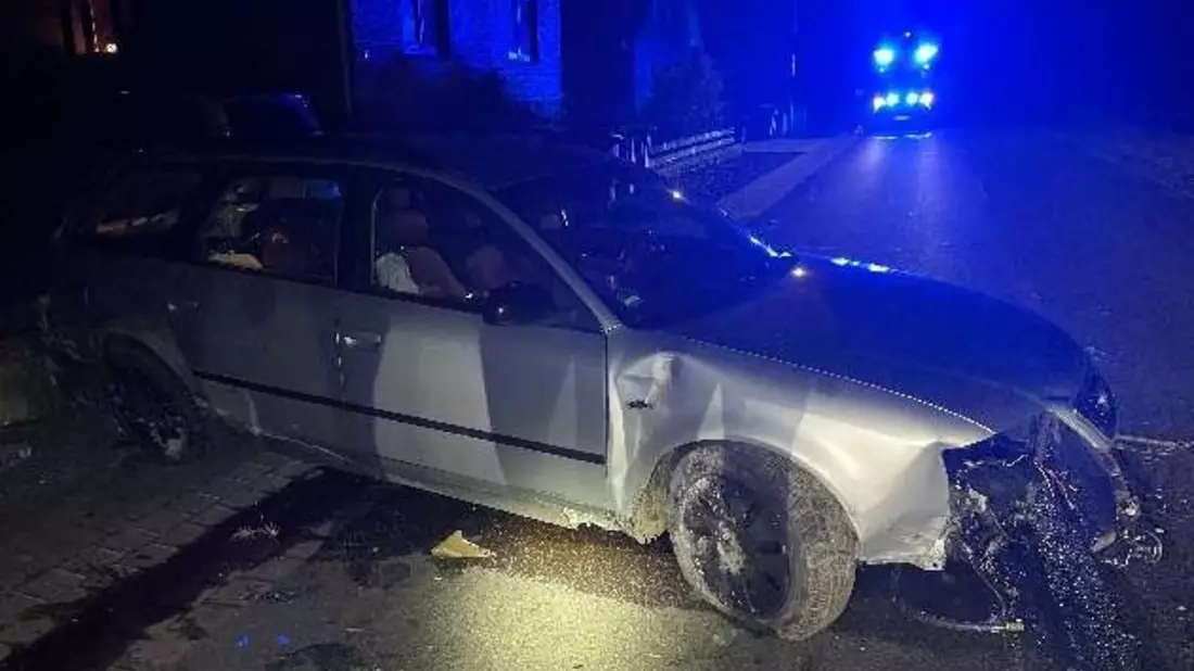 POL-NI: Fahrzeug prallt gegen Mauer - Bild: presseportal.de