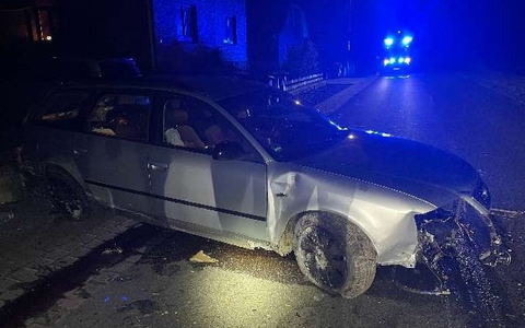 POL-NI: Fahrzeug prallt gegen Mauer - Foto: presseportal.de