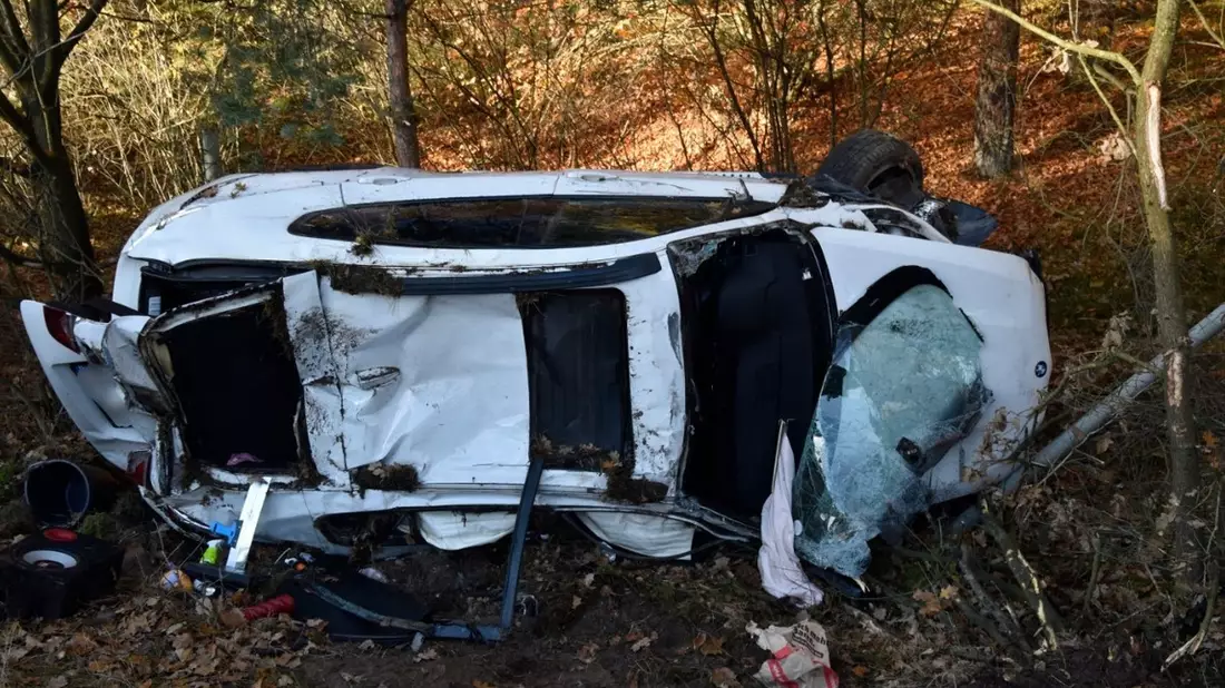 POL-HK: Dorfmark: Schaufensterscheibe eingeworfen; Bispingen/A 7: Auto überschlägt sich (Foto); Soltau/A 7: Glück im Unglück (Foto) - Bild: presseportal.de