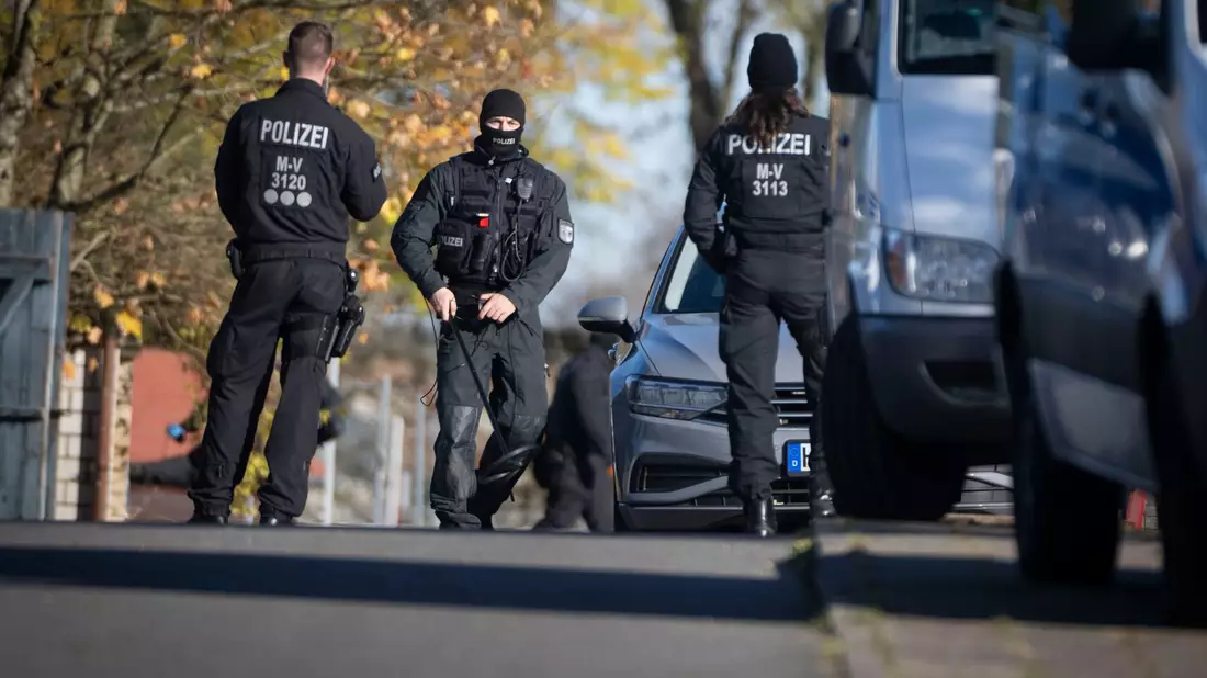 Die Polizei durchsuchte am Donnerstag erneut Häuser. - Bild: Philip Dulian/dpa