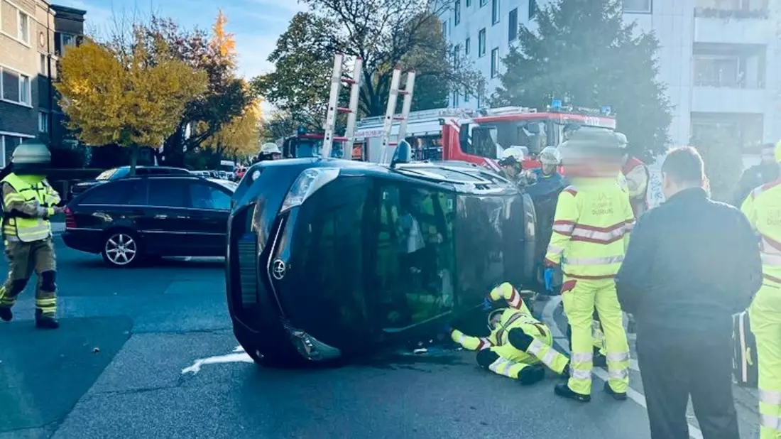 POL-DU: Wanheimerort: Unfall im Kreuzungsbereich - Auto kippt auf die Seite - Bild: presseportal.de