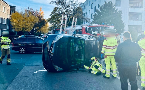 POL-DU: Wanheimerort: Unfall im Kreuzungsbereich - Auto kippt auf die Seite - Foto: presseportal.de