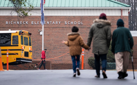 Ein Sechsjähriger hatte 2023 in einer Grundschule in Newport News auf seine Lehrerin geschossen. (Archivbild) - Foto: Billy Schuerman/The Virginian-Pilot via AP/dpa