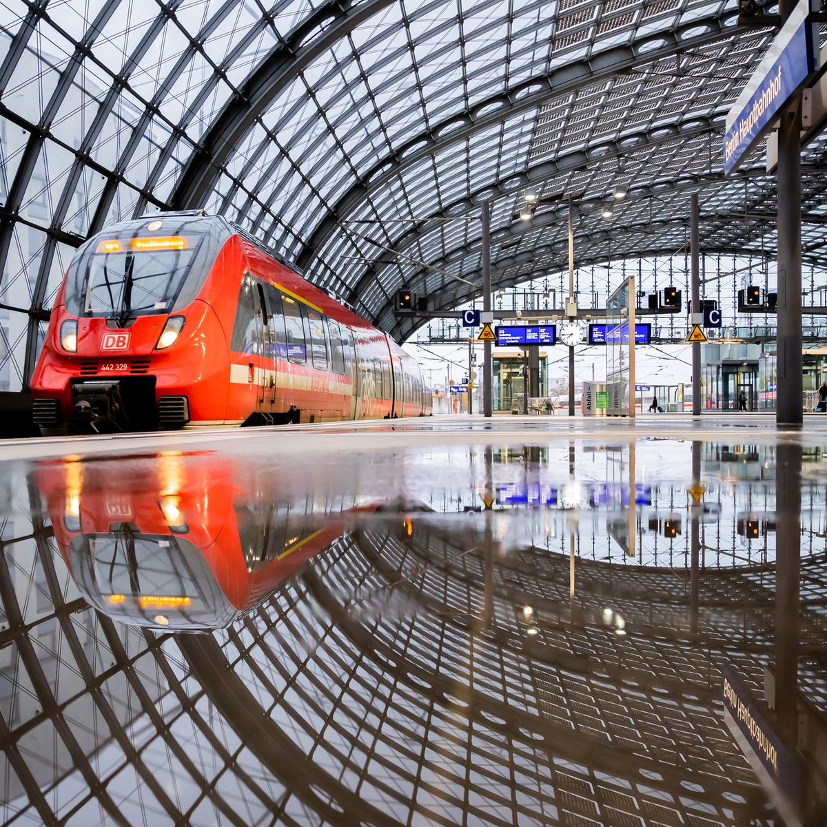 Der Bundestag hat weitere Zuschüsse zum Deutschlandticket bis 2030 beschlossen. (Archivbild)  - Foto: Christoph Soeder/dpa/dpa-tmn