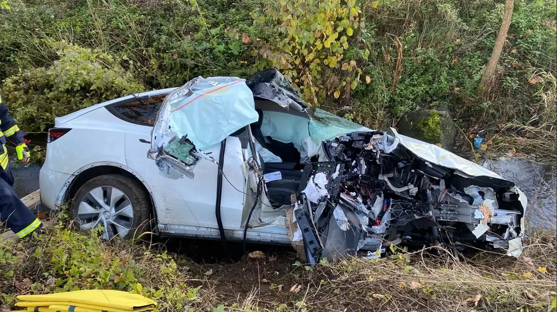 POL-PIROK: Wegen Sonne und Geschwindigkeit von Fahrbahn abgekommen und überschlagen - Bild: presseportal.de