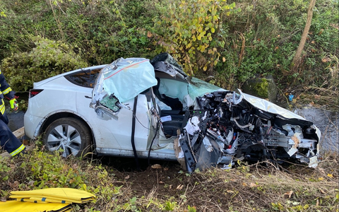 POL-PIROK: Wegen Sonne und Geschwindigkeit von Fahrbahn abgekommen und überschlagen - Foto: presseportal.de