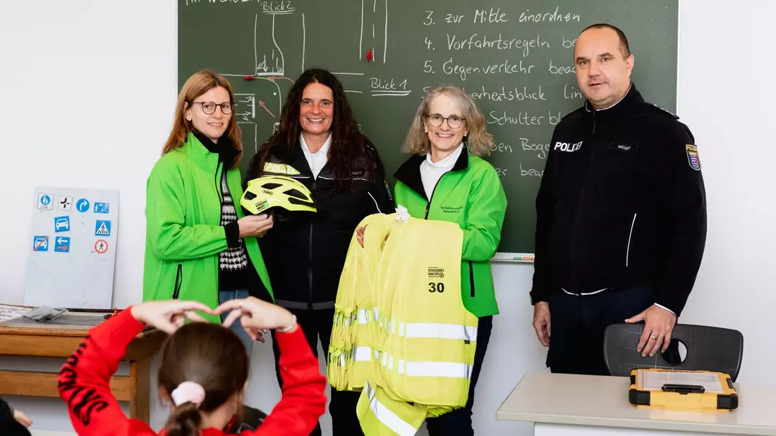 POL-KS: Verkehrswacht Kassel übergibt Helme und Startnummern an Verkehrserzieher der Kasseler Polizei - Bild: presseportal.de