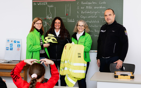 POL-KS: Verkehrswacht Kassel übergibt Helme und Startnummern an Verkehrserzieher der Kasseler Polizei - Foto: presseportal.de