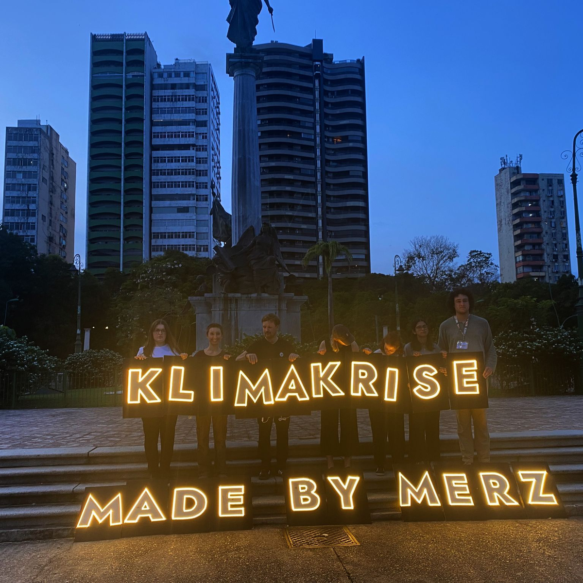 Nicht alle sind mit der Klimapolitik von Bundeskanzler Merz einverstanden. - Foto: Torsten Holtz/dpa