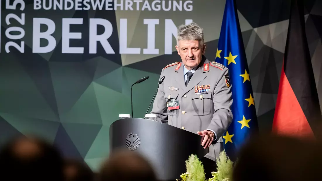 Der Chef des Operativen Führungskommandos der Bundeswehr, Alexander Sollfrank: Russland hat trotz Ukraine-Krieges sehr großes Militärpotential. - Bild: Christoph Soeder/dpa