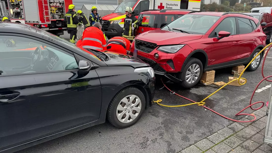 FW VG Westerburg: Verkehrsunfall auf Supermarktparkplatz - Frau wird unter PKW eingeklemmt - Bild: presseportal.de