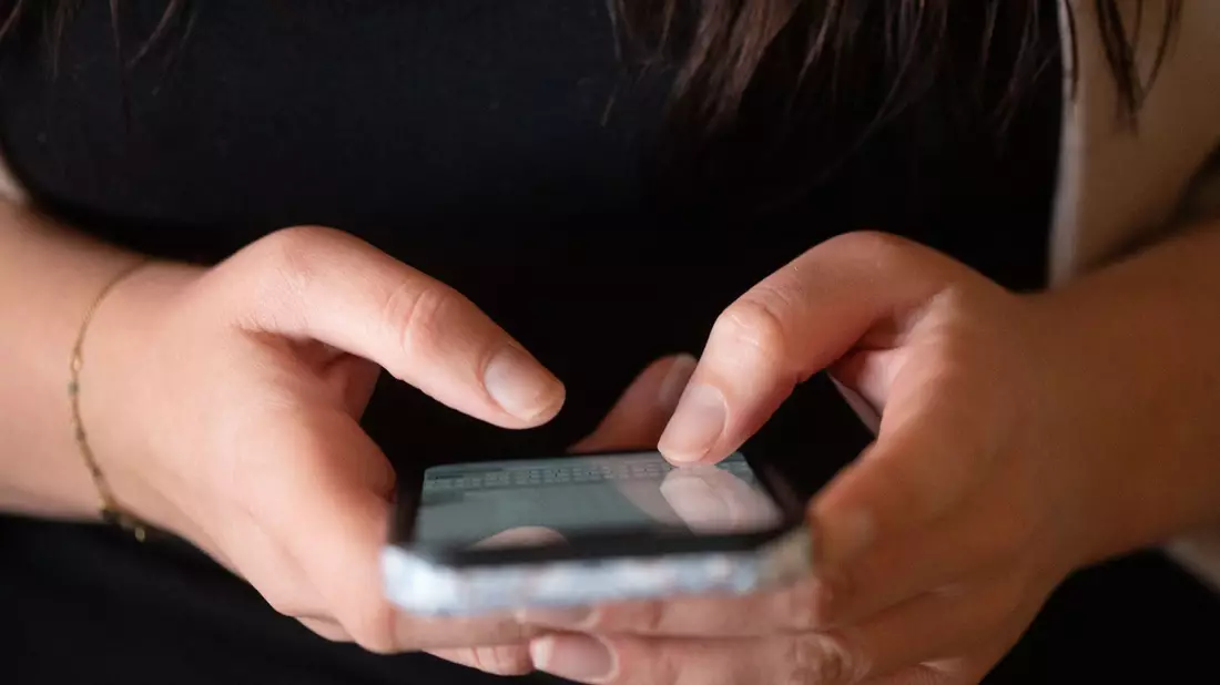 In Deutschland gilt eine solche Social-Media-Beschränkung als umstritten. (Illustration) - Bild: Sebastian Kahnert/dpa