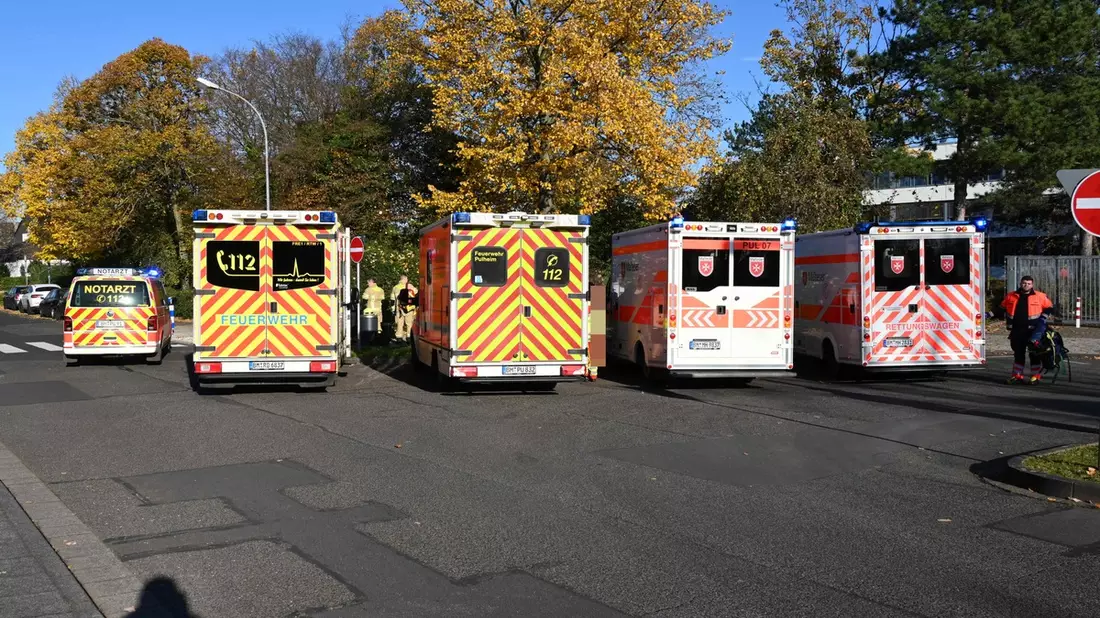 FW Pulheim: Schulbusse kollidieren an Pulheimer Gymnasium - Bild: presseportal.de