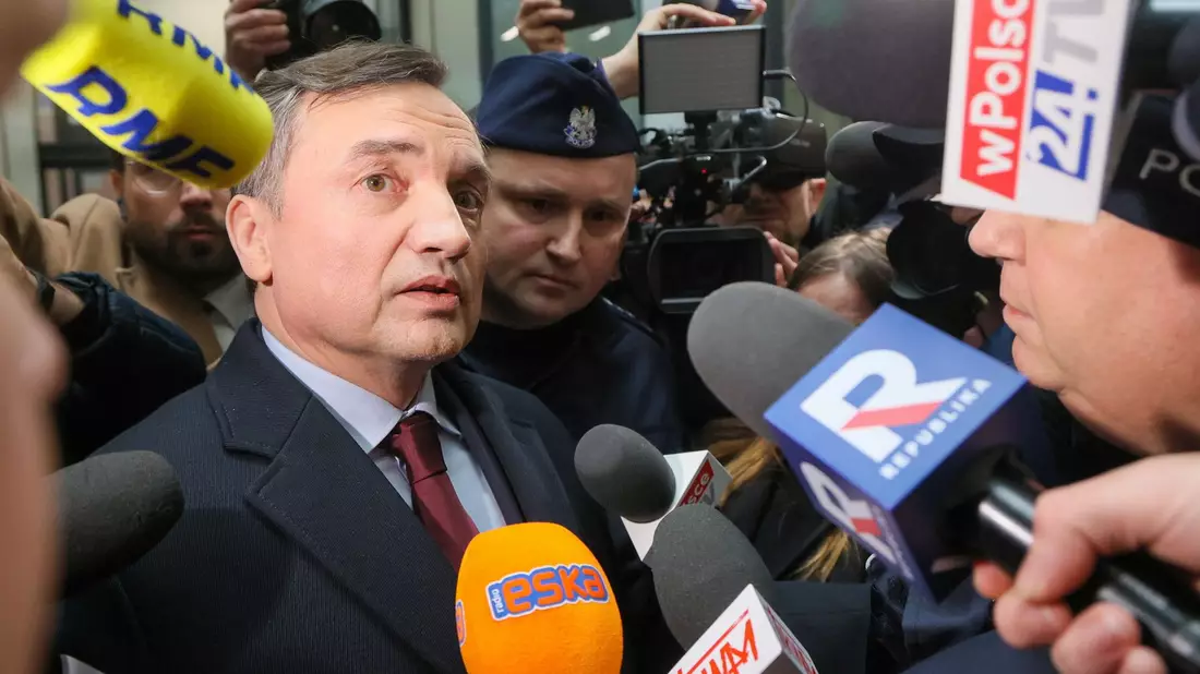 Polens früherer Justizminister Zbigniew Ziobro, den die Staatsanwaltschaft festnehmen will. (Archivbild) - Bild: Rafal Guz/PAP/dpa