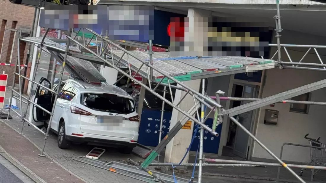 FW-OB: Verkehrsunfall mit beschädigtem Baugerüst sorgt für Einsatz der Feuerwehr - Bild: presseportal.de