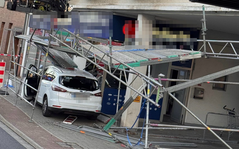 FW-OB: Verkehrsunfall mit beschädigtem Baugerüst sorgt für Einsatz der Feuerwehr - Foto: presseportal.de