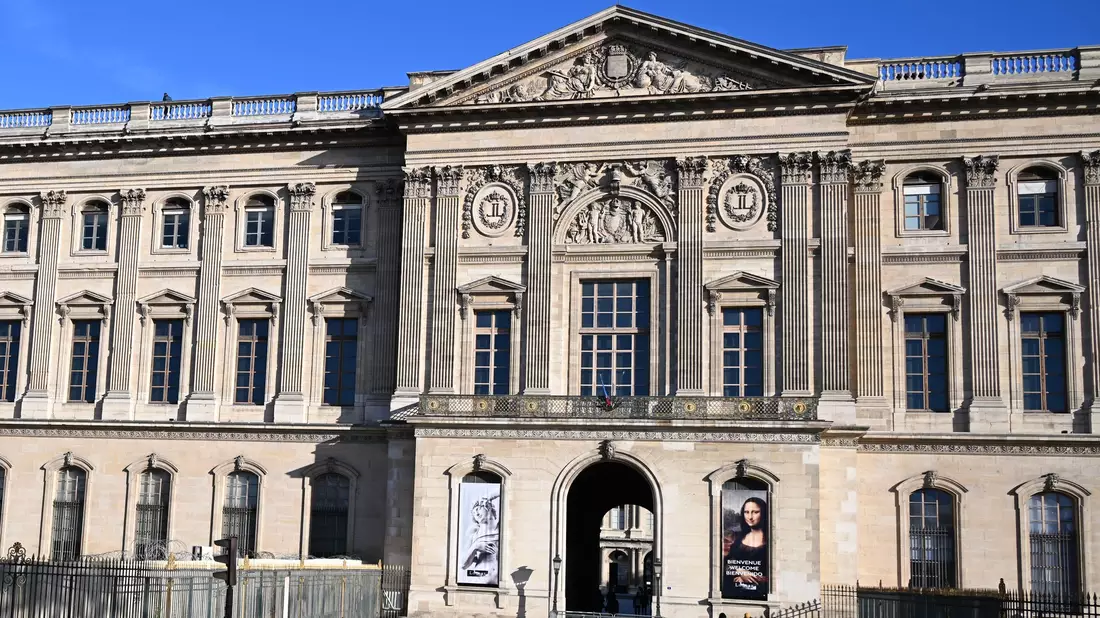 Der Louvre reagiert mit Sofortmaßnahmen für mehr Sicherheit auf den spektakulären Einbruch im Oktober. (Archivbild) - Bild: Emma Da Silva/AP/dpa