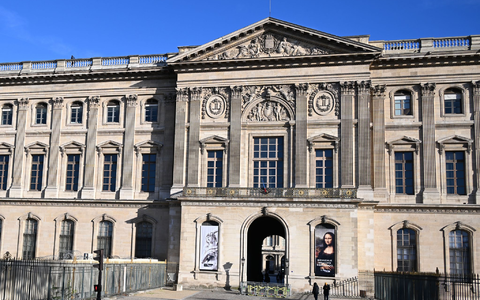 Der Louvre reagiert mit Sofortmaßnahmen für mehr Sicherheit auf den spektakulären Einbruch im Oktober. (Archivbild) - Foto: Emma Da Silva/AP/dpa