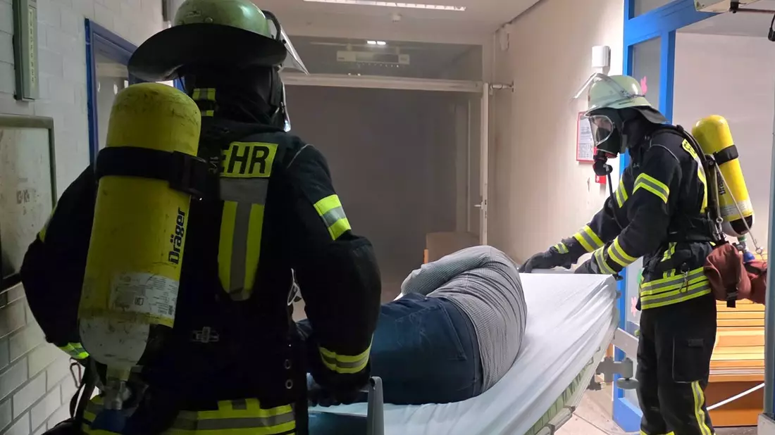 FW Celle: Feuer in Kinderklinik und Verkehrsunfall - die Celler Feuerwehr übte heute den Ernstfall im AKH und auf dem Wilhelm-Heinichen-Ring! - Bild: presseportal.de